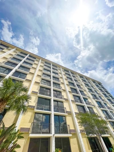 An upward shot of Rosen Inn closest to Universal with a blue, sunny sky.