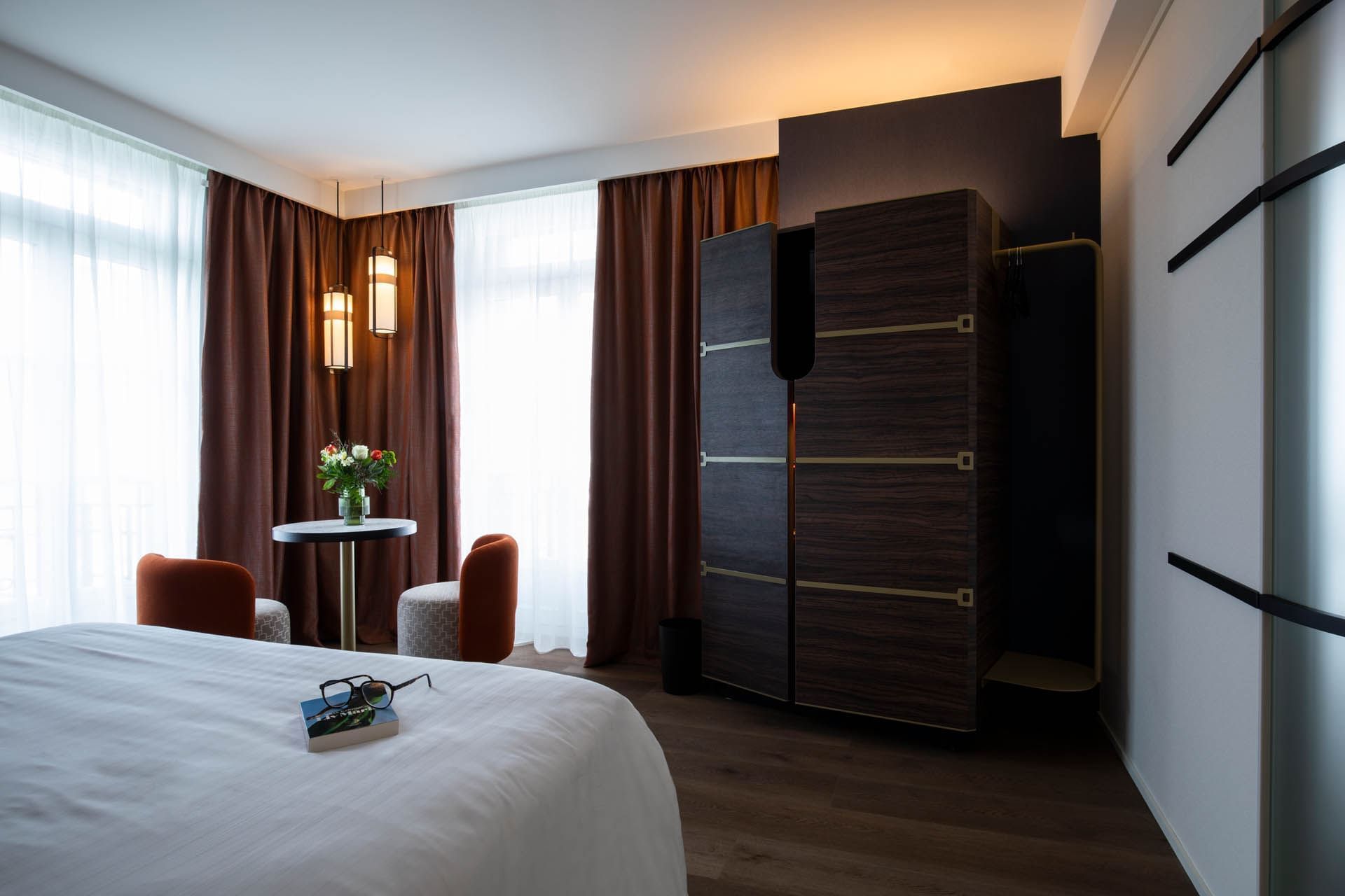 Lit, armoire et coin salon à l'Oceania Le Conti Brest