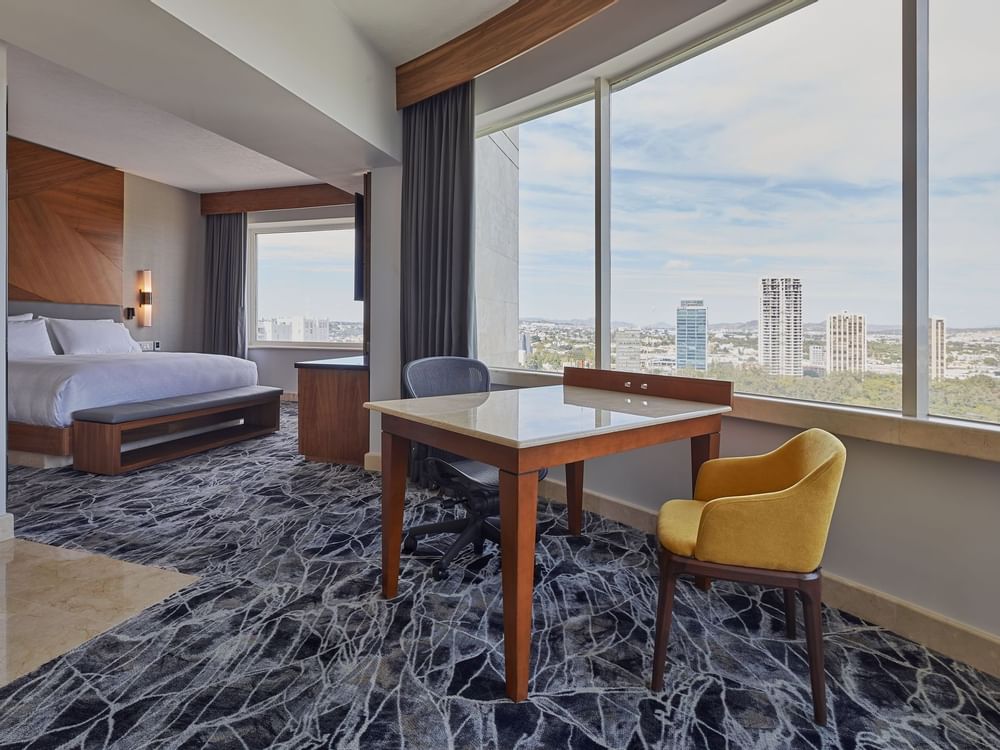 Escritorio junto a la ventana en Master Suite en Grand Fiesta Americana