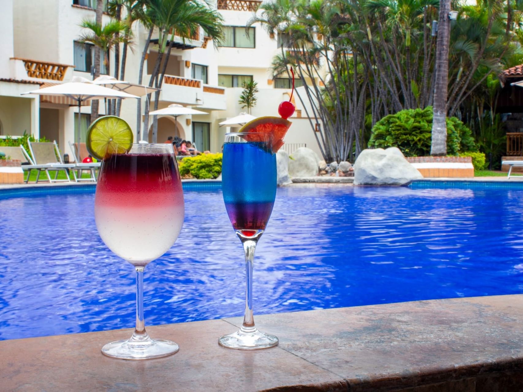 Cocktails served by the pool edge at Aqua Bar Calandria in Plaza Pelicanos Grand Beach Resort