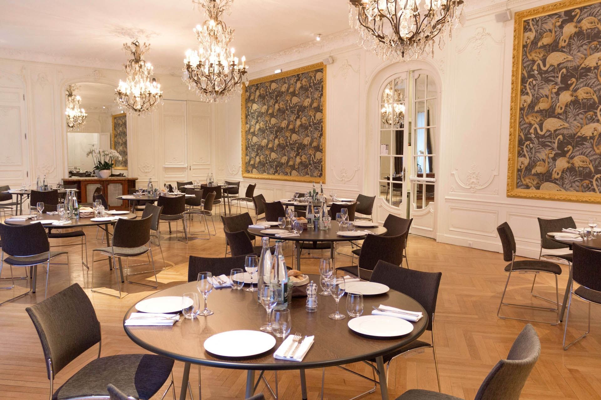 Table de réunion organisée à l'Oceania Le Métropole Montpellier