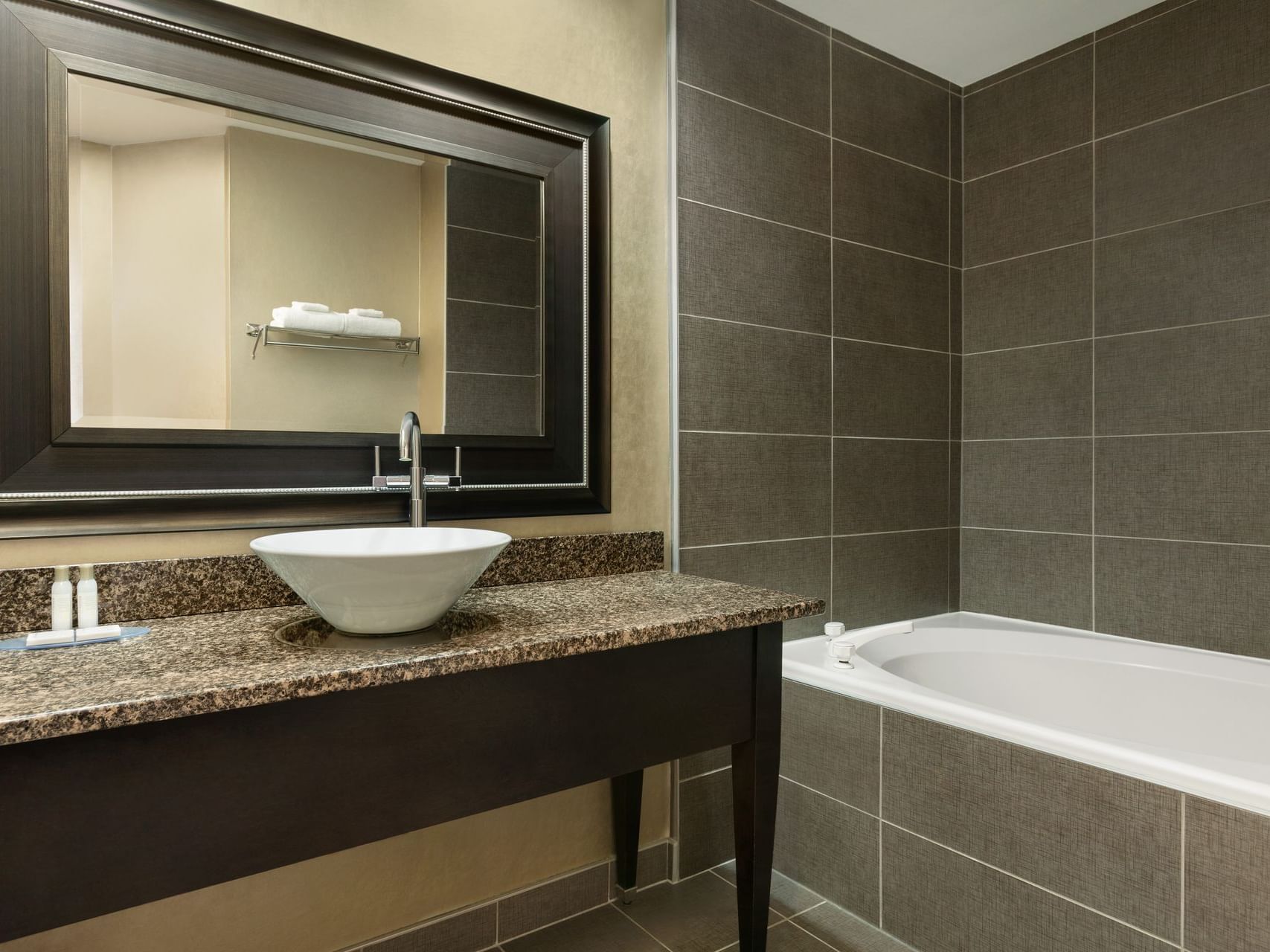 un lavabo et une baignoire dans une salle de bain