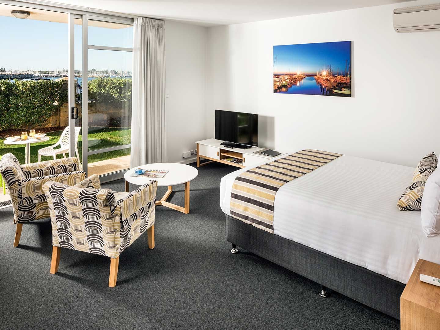 Studio Garden with one bed and two chairs at Be Fremantle
