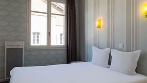 A white themed room at Hotel Figeac with Standard Double bed