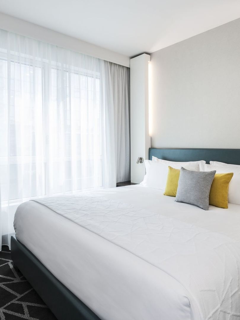 Suite Crystal avec lit king size et moquette au Warwick Le Crystal
