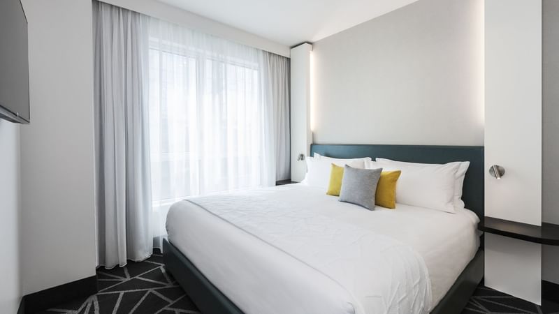 Crystal Suite with a king bed and carpeted floor at Warwick Le Crystal