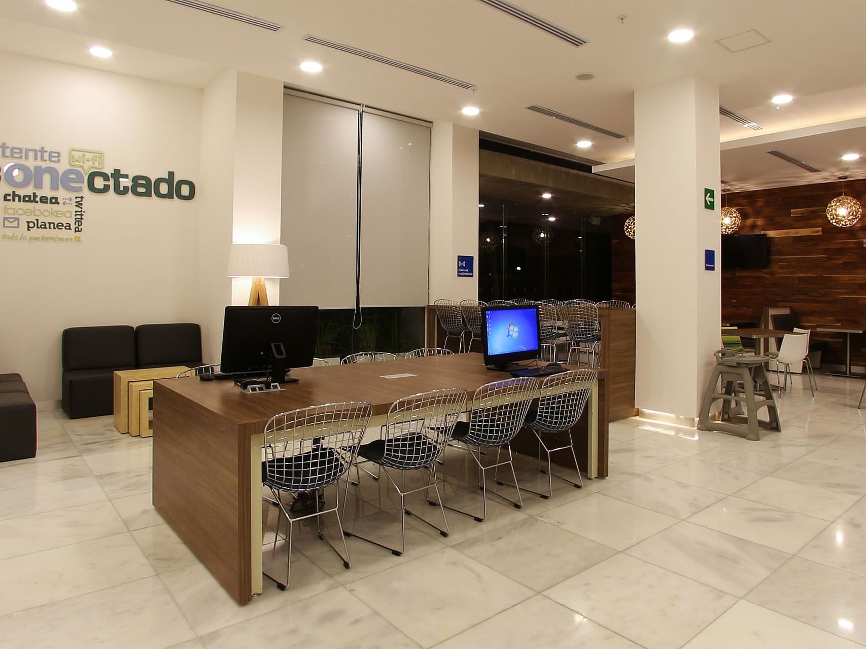 Estación de trabajo con sala de estar en un centro de negocios, One Hotels