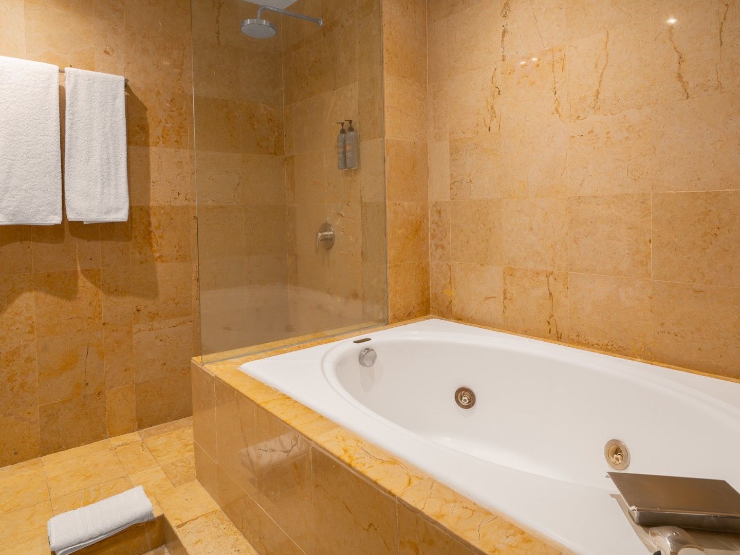 Bañera grande en baño de Suite Ejecutiva King en Real Inn Perinorte, Tlalnepantla.