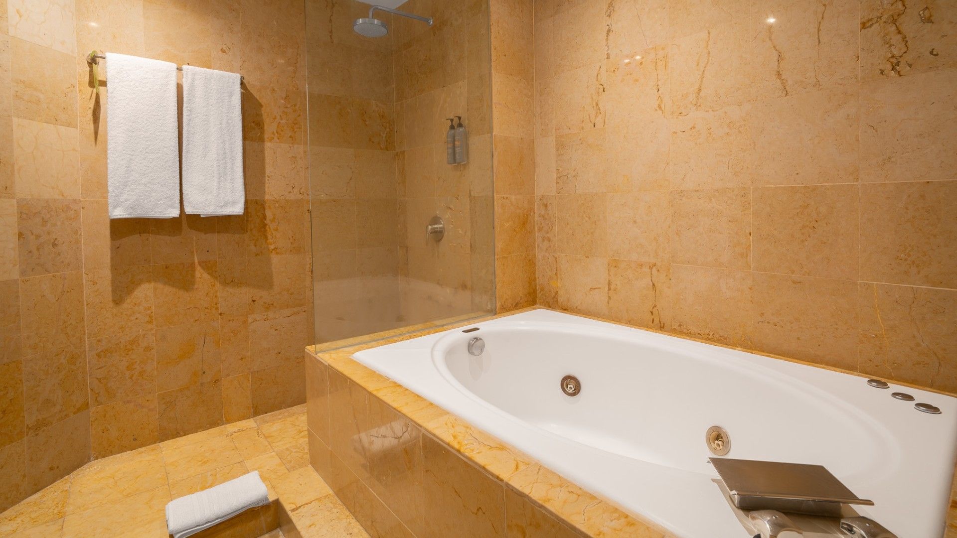 Bañera grande en baño de Suite Ejecutiva King en Real Inn Perinorte, Tlalnepantla.