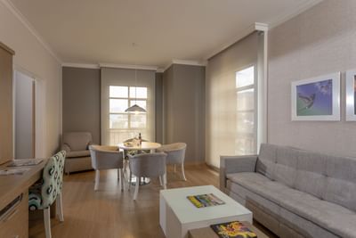 Comedor y zona de estar con sofá en la suite del Hotel Dann Carlton Medellín