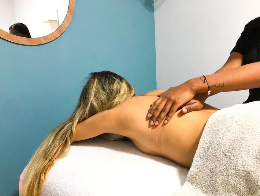 Mujer recibiendo un masaje corporal en el spa del Hotel San Fernando Plaza
