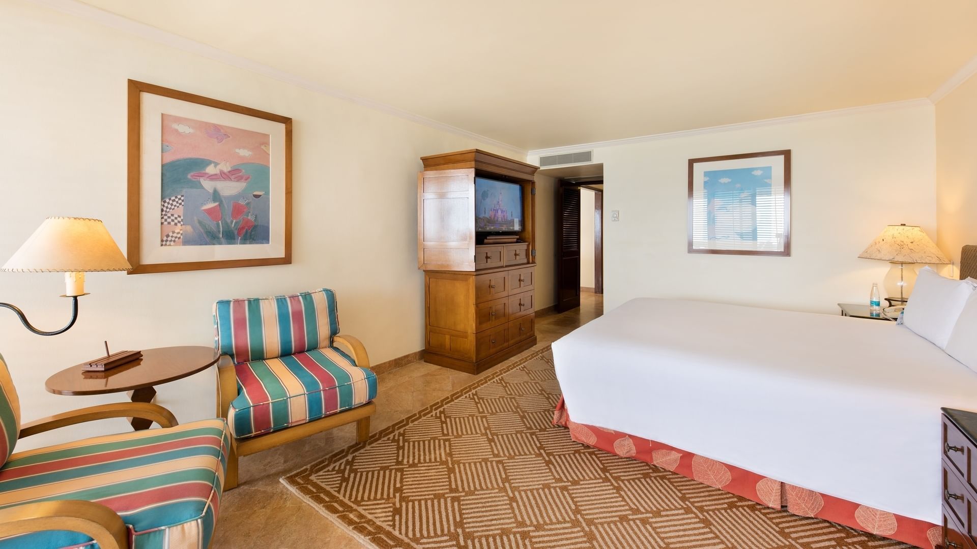 Bed & loungers in Princesa Pacific Suite King at Mundo Imperial