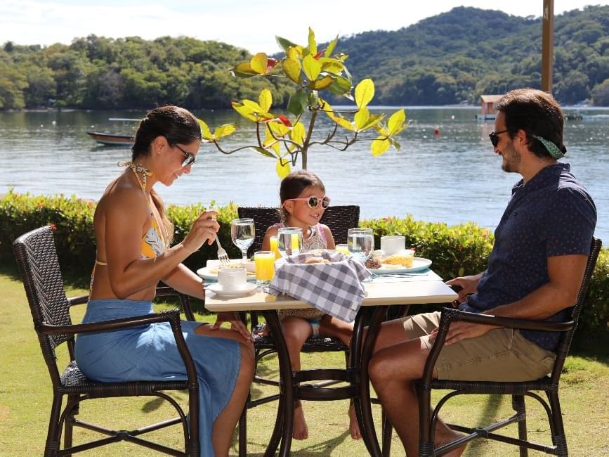 Family enjoying breakfast in Donde Tía Nora Restaurant at Isla Chiquita Glamping Hotel