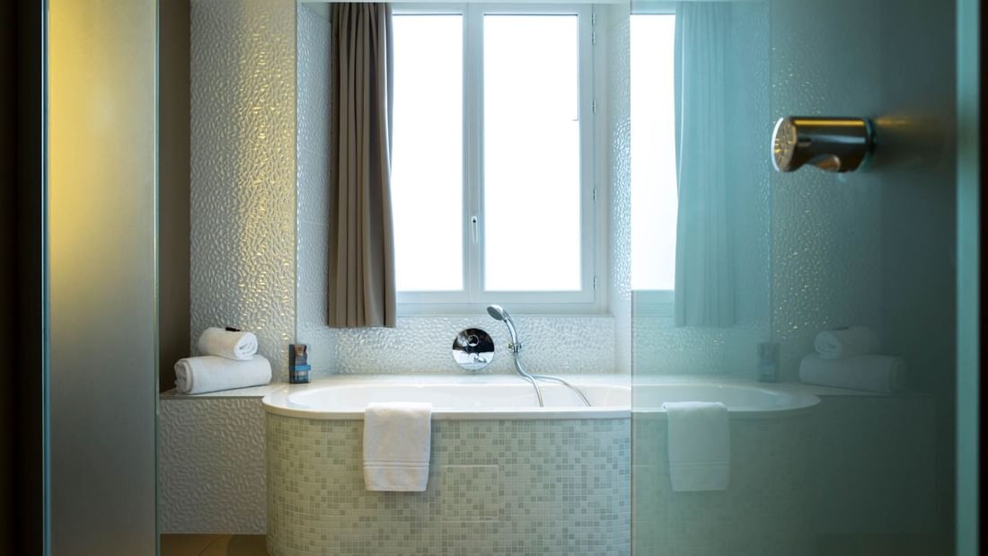 Bathtub in Prestige Room at Oceania Hôtel de France Nantes
