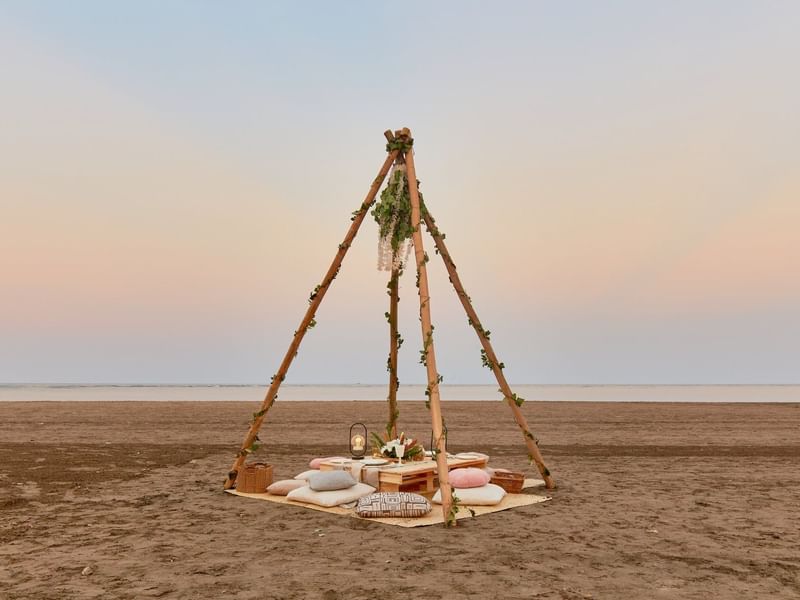 Montaje de picnic romántico en la playa en Grand Fiesta Americana