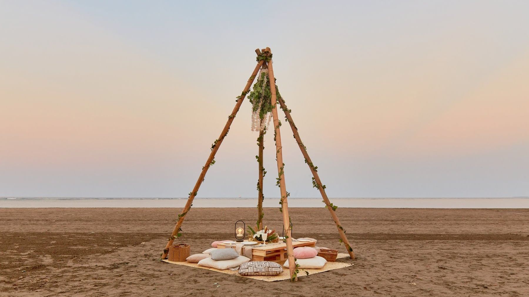 Montaje de picnic romántico en la playa en Grand Fiesta Americana