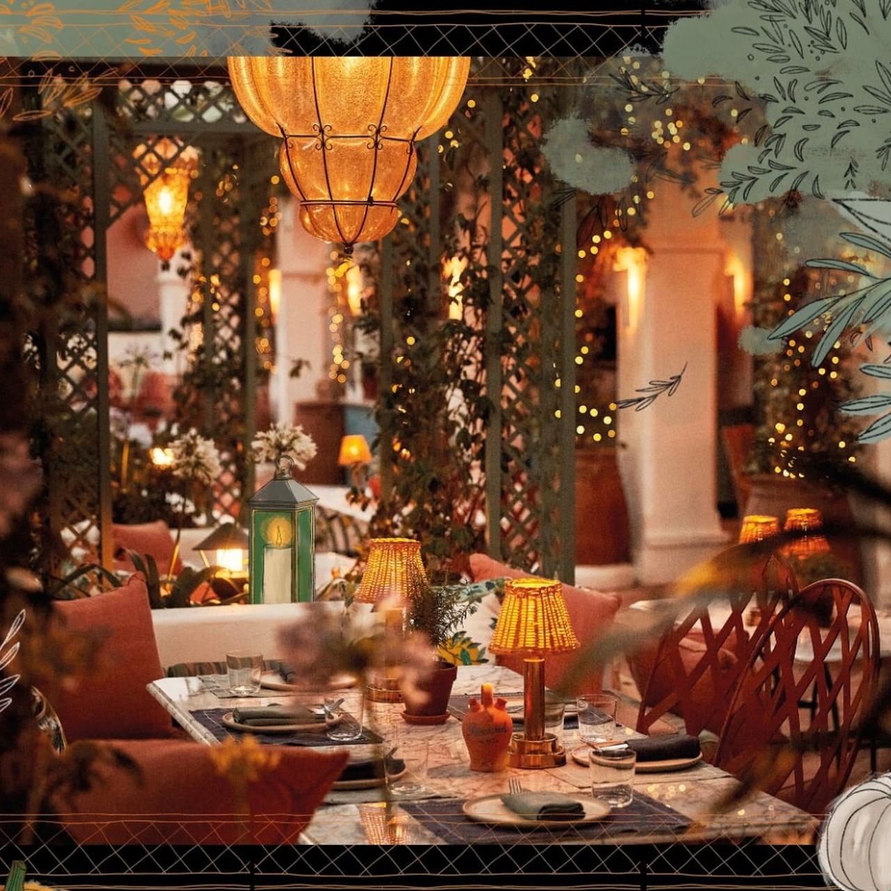Patio decorado con calabazas, velas, lámparas cálidas y guirnaldas florales para una Fiesta de Halloween en El Patio