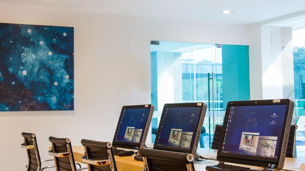 Personal Computers on a meeting table at Fiesta Inn Culiacán