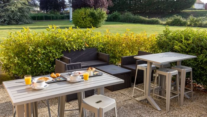 An outdoor dining & lounge area at Hotel du Lac