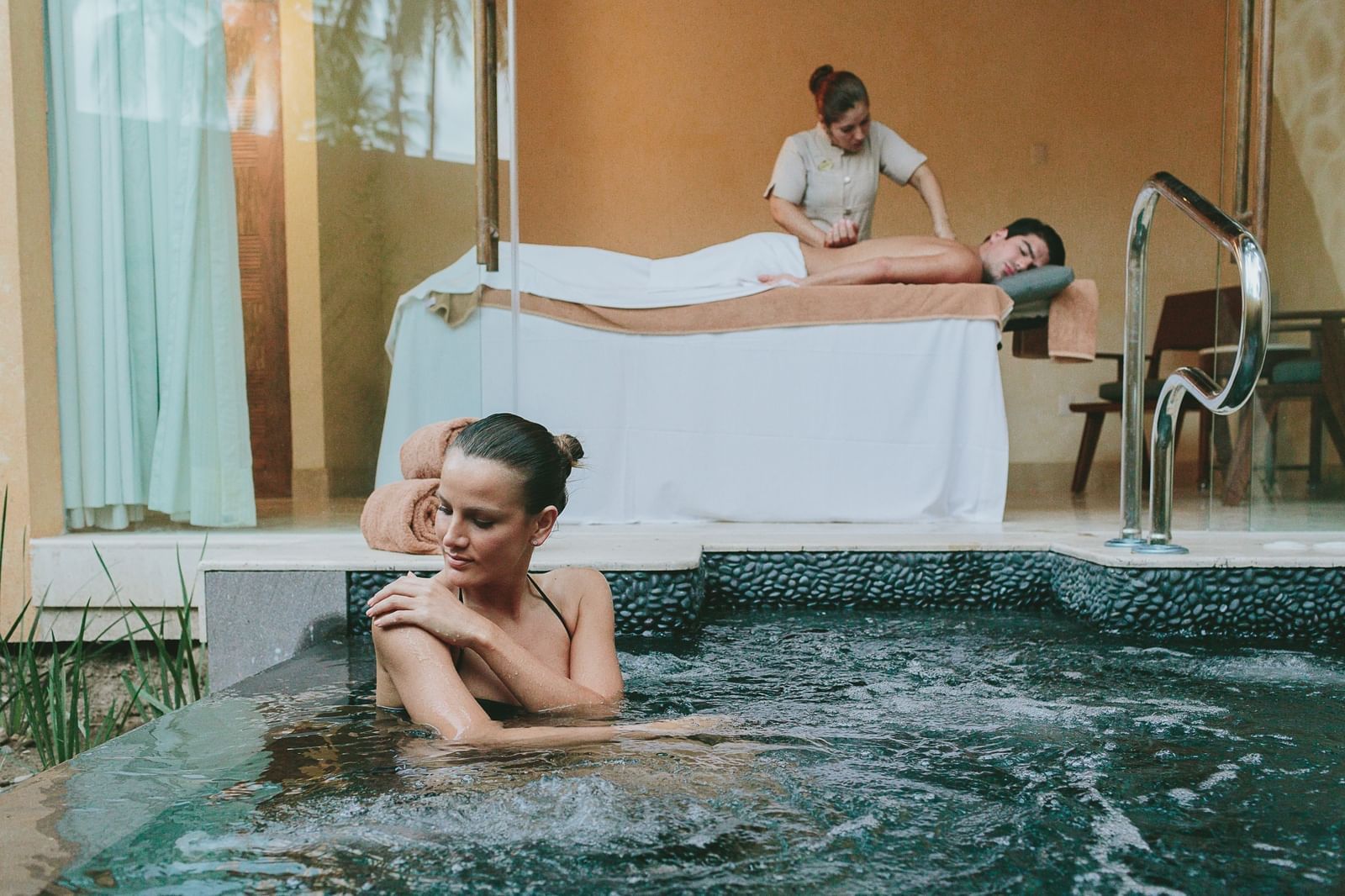 Mujeres relajándose en una piscina de spa en los hoteles Fiesta Americana