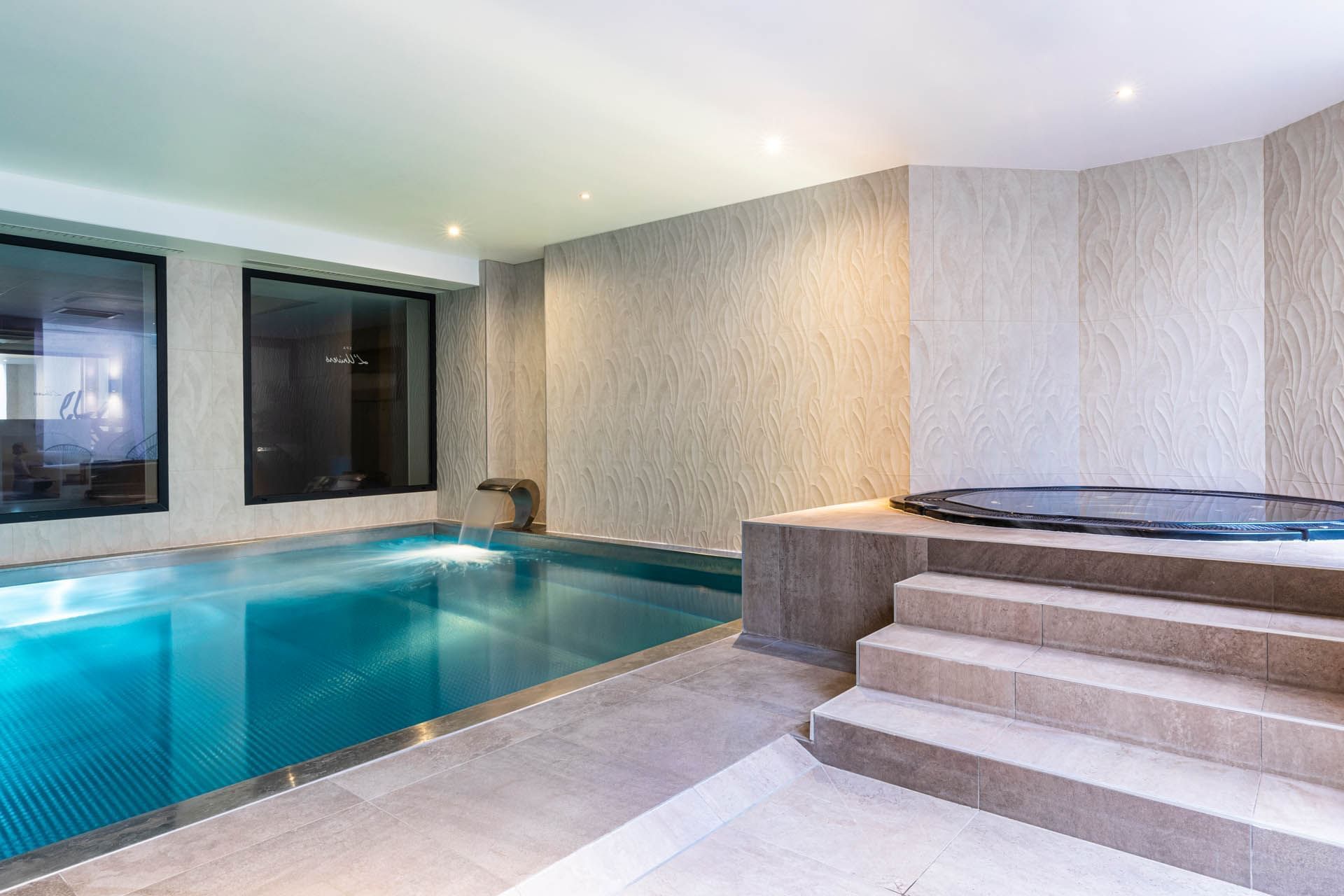 Mini piscine avec jacuzzi dans le spa à l'Oceania L'Univers Tours