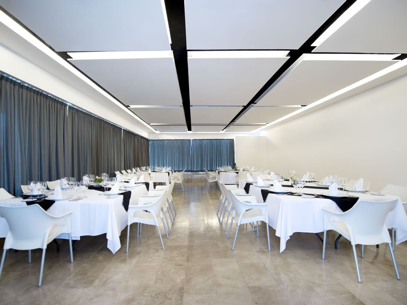 Dining area setup in meeting room at FA Condesa Cancún 