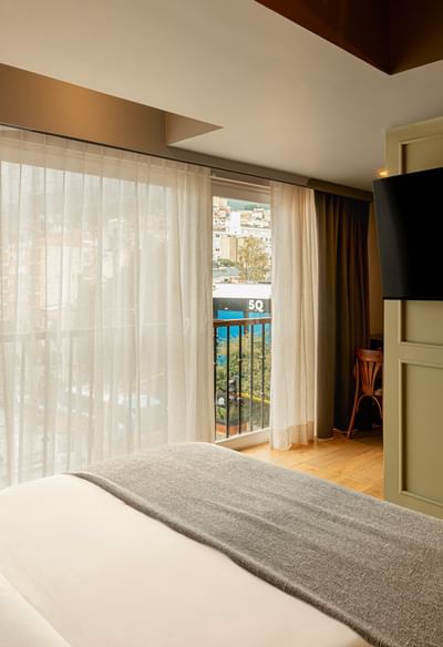 Studio with Balcony room featuring balcony view and TV, the best choice for where to stay in Bogota at 5Q House Chapinero