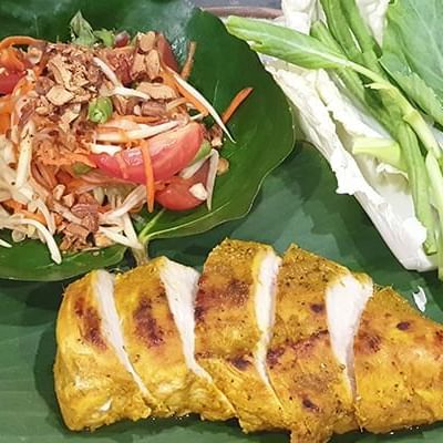 Papaya salad & grilled chicken dish at Amatara Wellness Resort