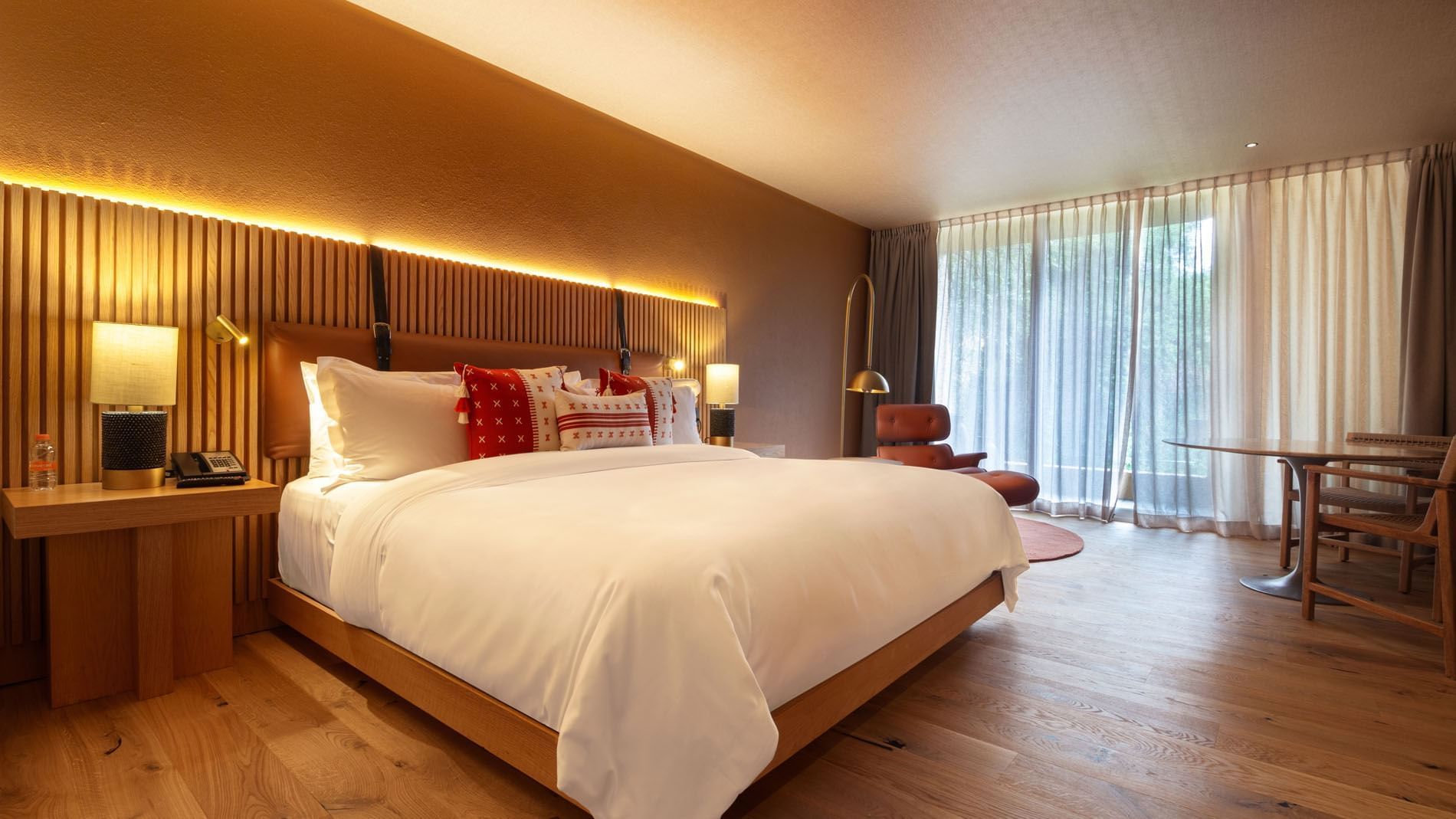 Habitación King Superior Camino Real Club con vista al jardín, pared de madera y ventanales en Camino Real Polanco México