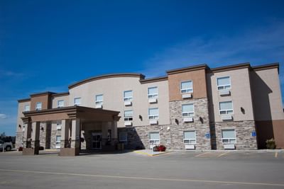 Exterior view of Service Plus Inns & Suites Drayton Valley with motor lobby