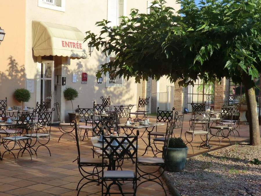 An Outdoor dining area at Hotel du Parc