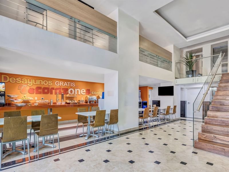 Mesas de comedor en el restaurante de Fiesta Americana Travelty