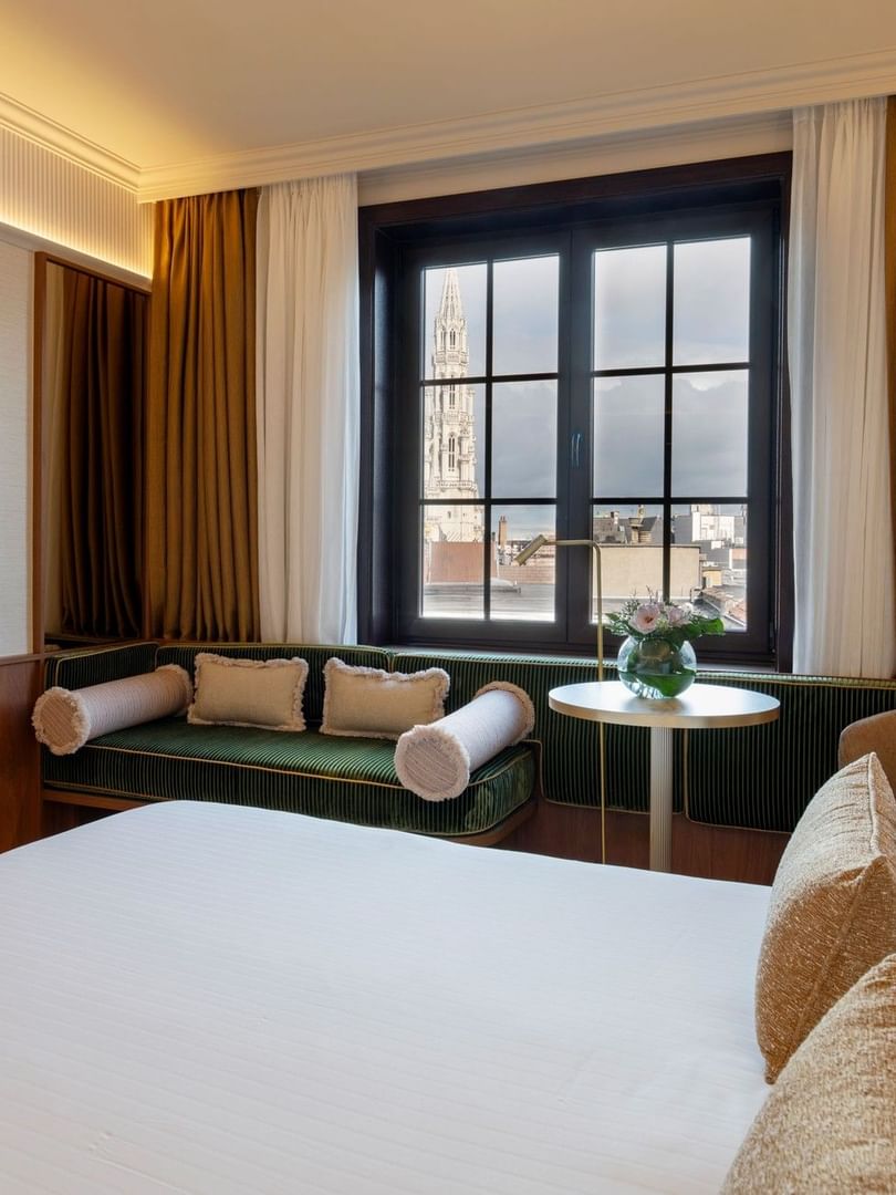 Superior Kamer met kingsize bed, zithoek bij raam en stadsgezicht bij Warwick Brussels Grand-Place in Brussel