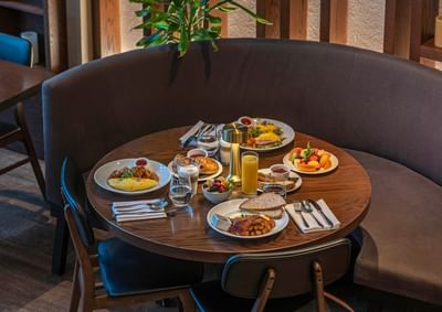 Table ronde avec petit déjeuner varié et élégant à Warwick Le Crystal Montreal