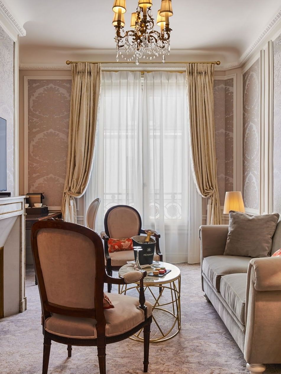 Élégante chambre Deluxe Belle Époque aux motifs floraux à l'Hôtel Westminster Paris.