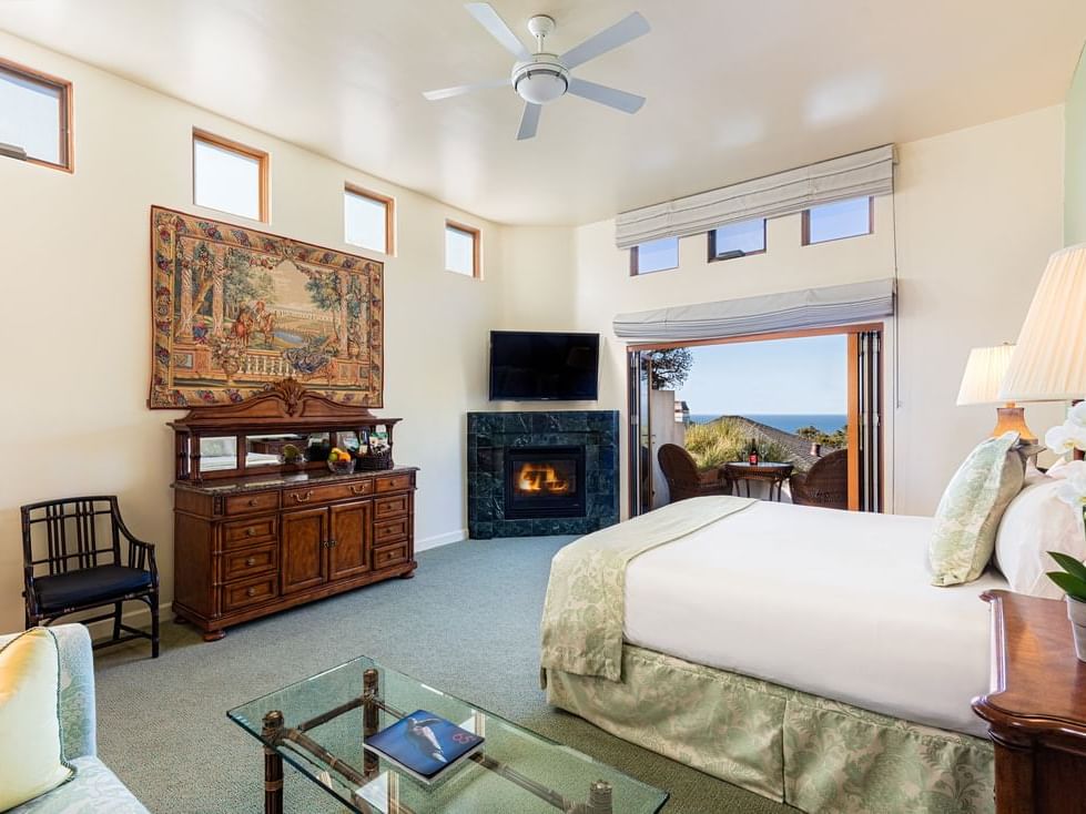 Superior King Suite Room with fireplace and TV at Tally Ho Inn