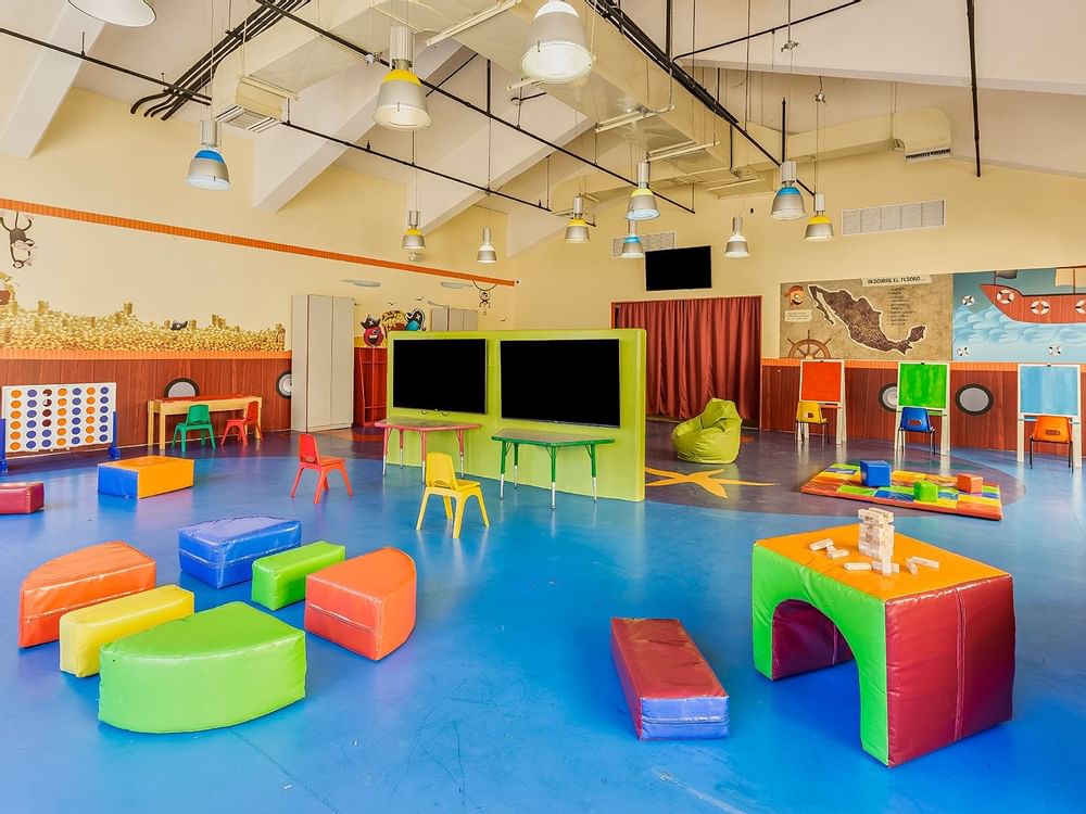 Sala de juegos para niños con juguetes en Grand Fiesta Americana