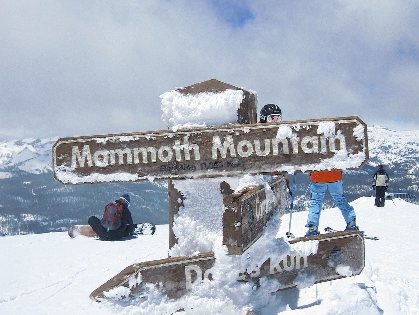 Sign of mammoth mountain on the mountain top at Alpenhof Lodge