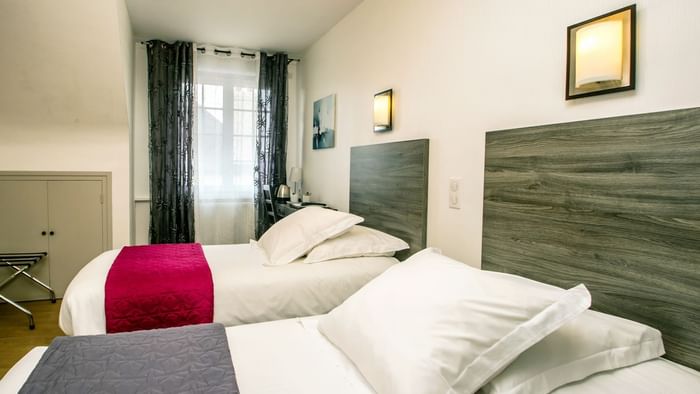Chambre Twin beds in a room at Hotel La Baie de Morlaix