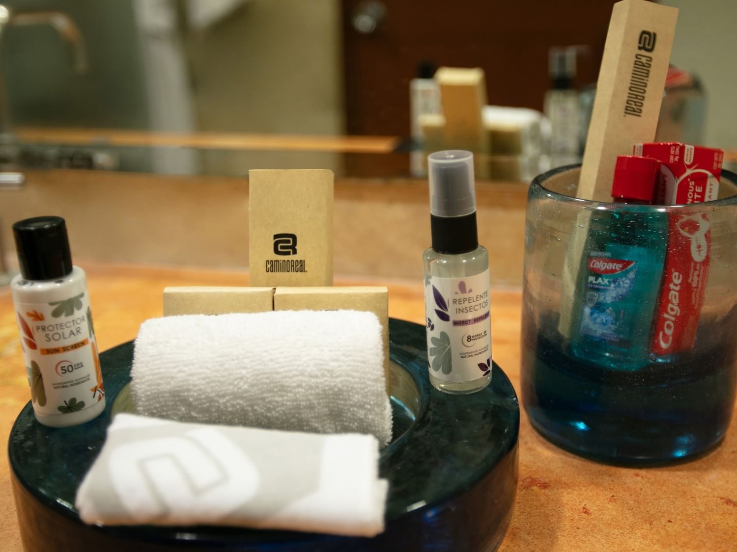 Toallas y artículos de tocador en la Suite Embajadores King de Camino Real Guadalajara en Zapopan.