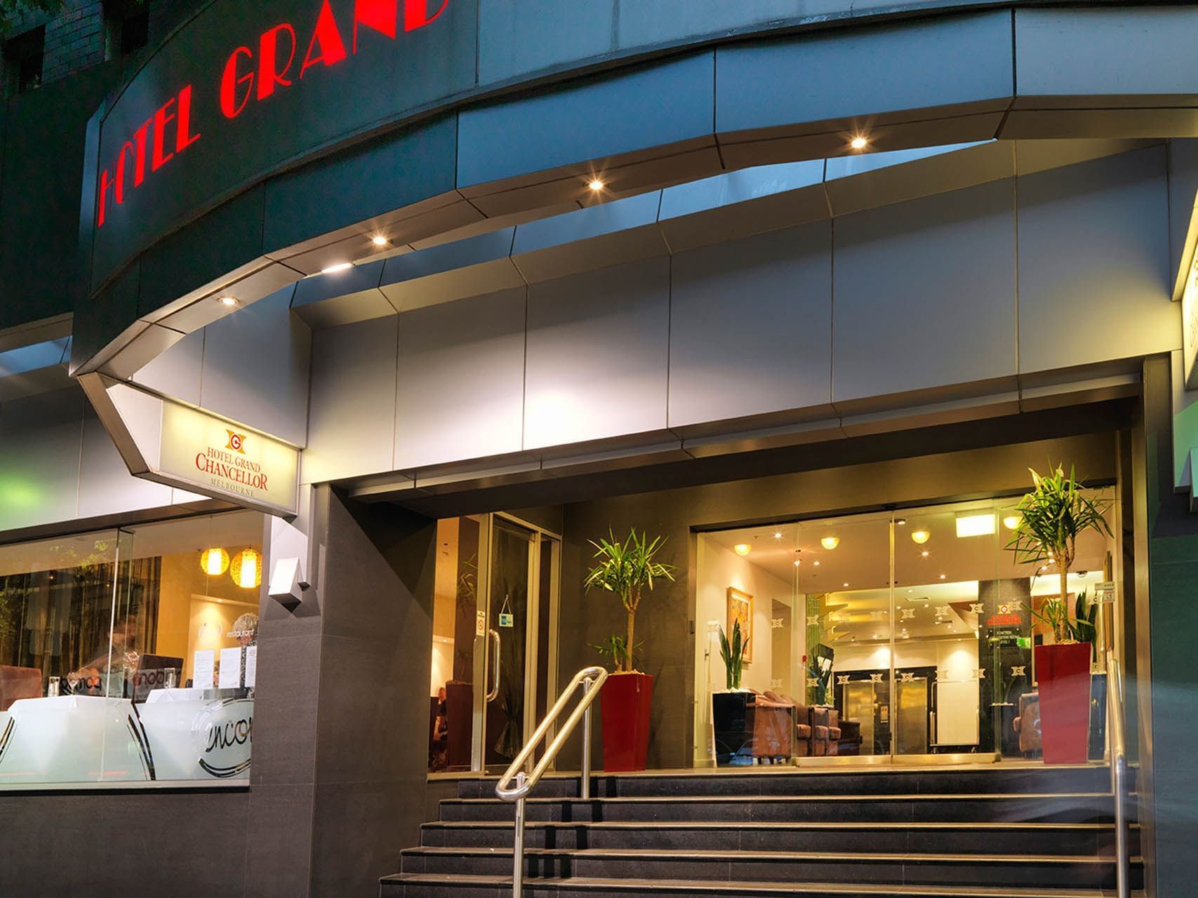 Exterior view of Hotel Grand Chancellor Melbourne entrance