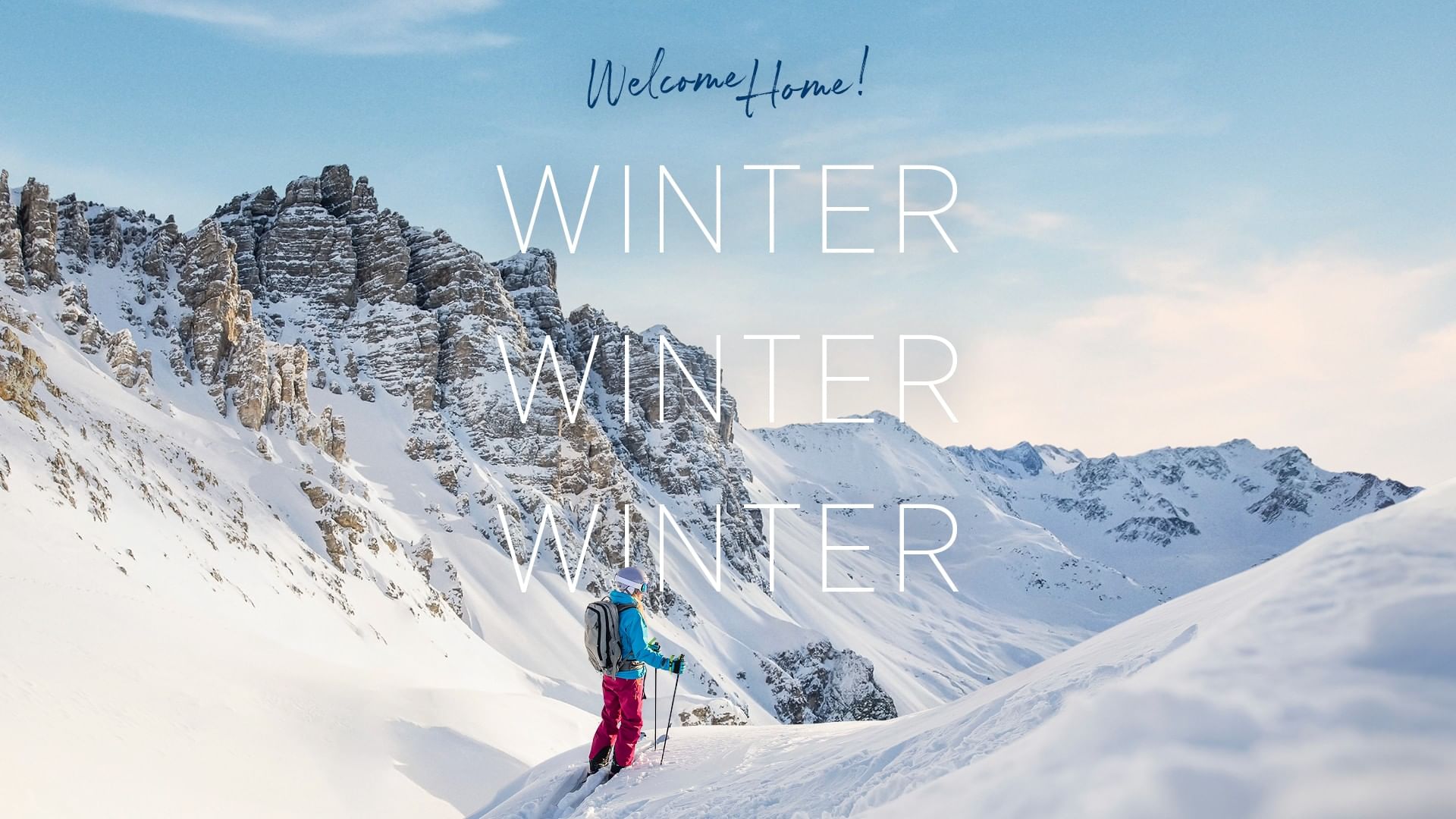 Skifahrerin in Winterlandschaft mit Schriftzug „Welcome Home! WINTER WINTER WINTER“ vor Bergpanorama.