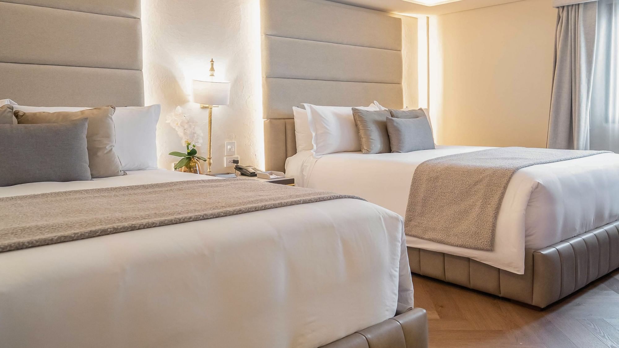 Dos camas Queen en la habitación de lujo del hotel Quinta Real Puebla en Heroica Puebla de Zaragoza