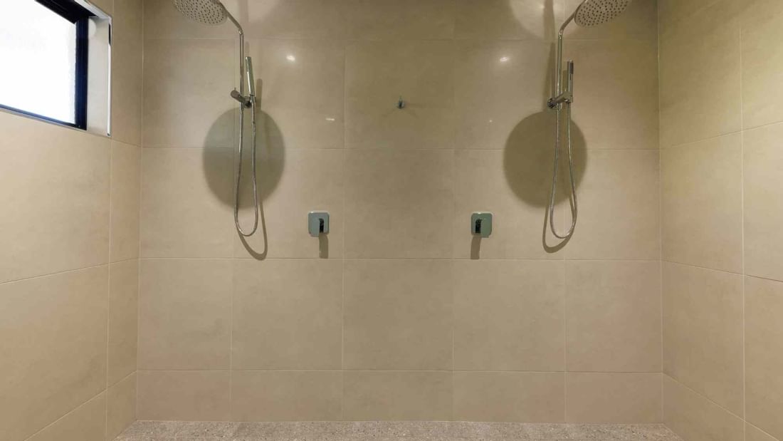 Showers in the Deluxe King Suite, Mercure Darwin Airport