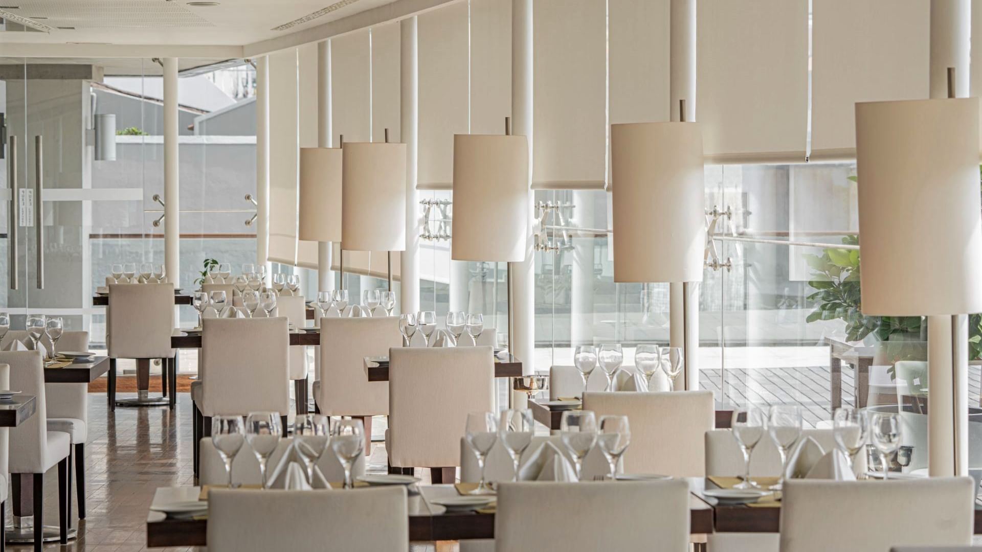 Ivory themed seated dining area in Escuna Restaurant at Hotel Marina Atlântico