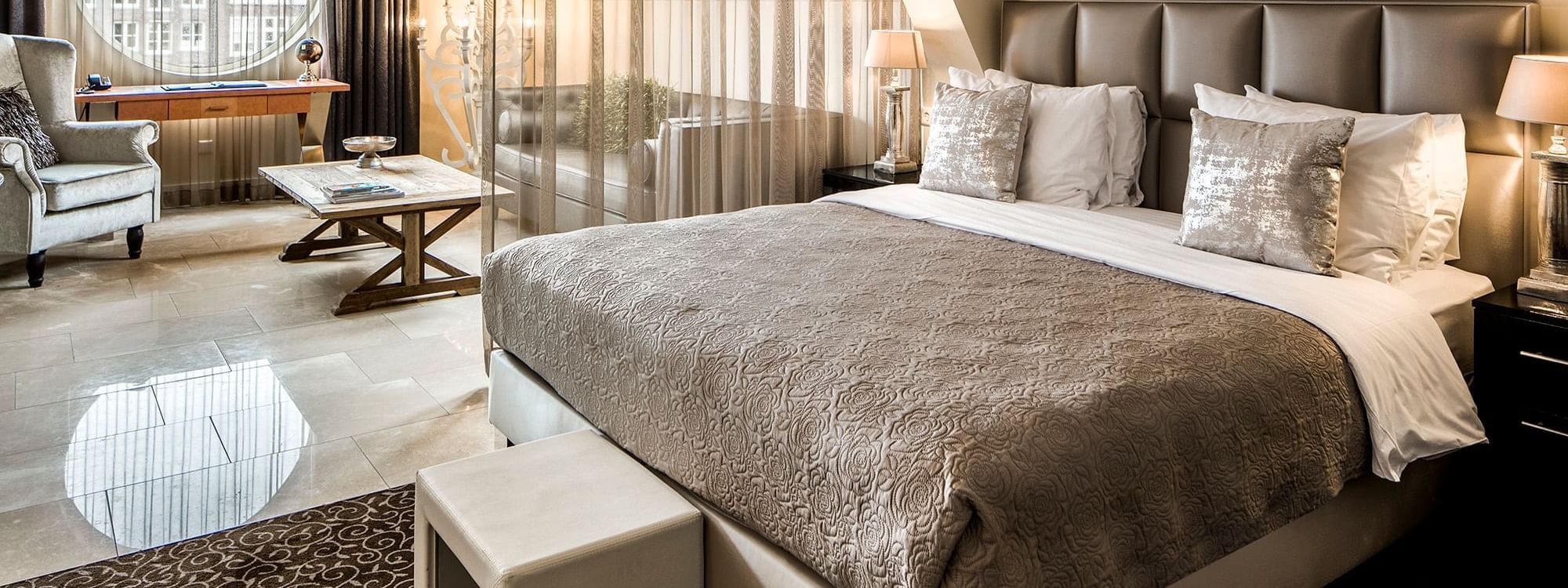 A Luxury Suite in Roc e Fiori with a king bed