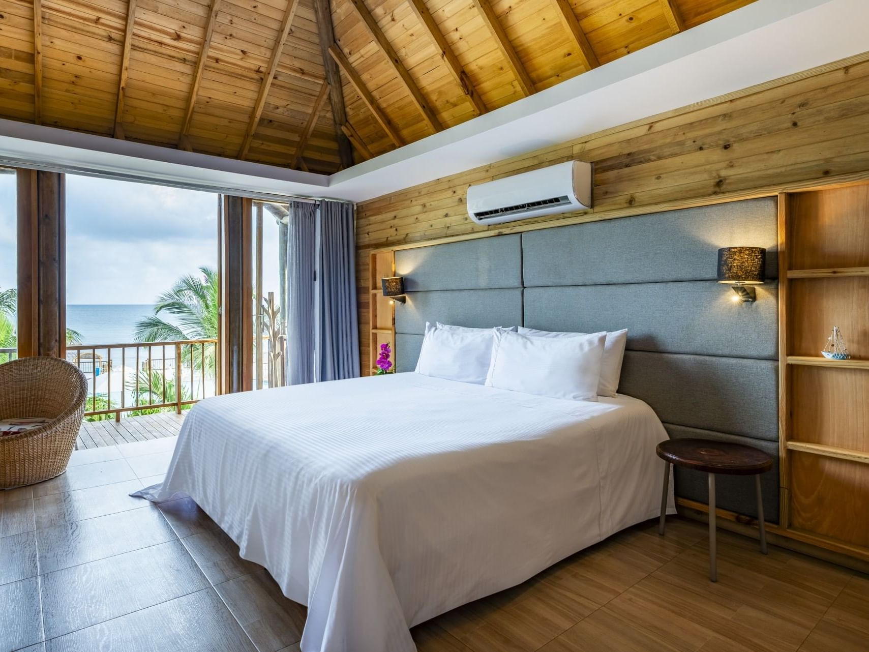 Comfy bed with air conditioner and sea view in Junior Suite at Hotel Isla Del Encanto