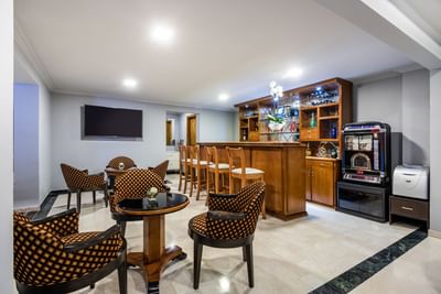 bar lounge de madera en hotel Egina Bogota