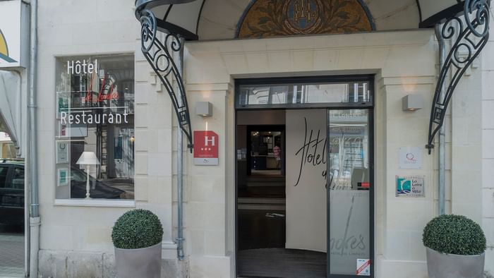 Entrance of Hotel Les Londres
