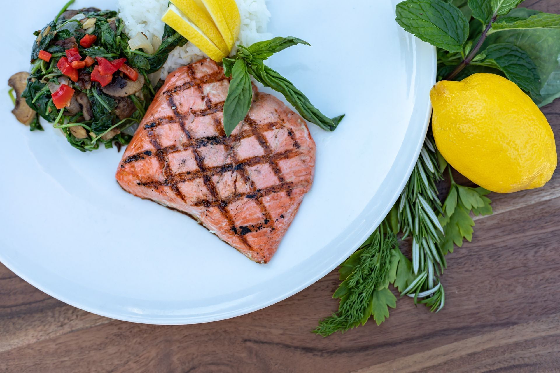 Salmon with white rice, spinach and mushrooms